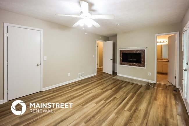 Photo - 6049 Radford Dr