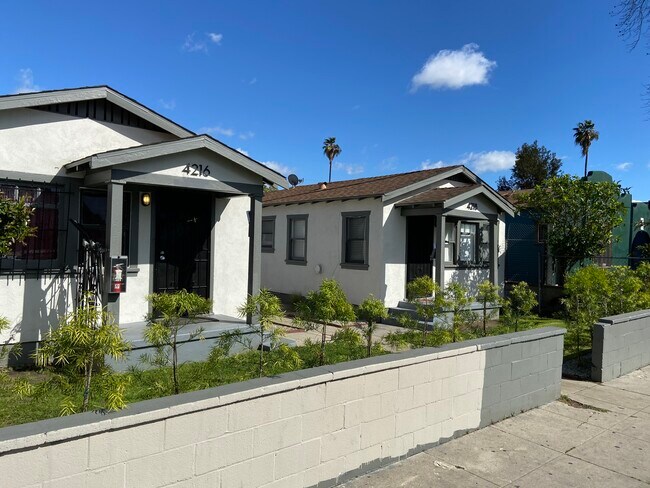 4216 Woodlawn Ave Unidad 4216 Half