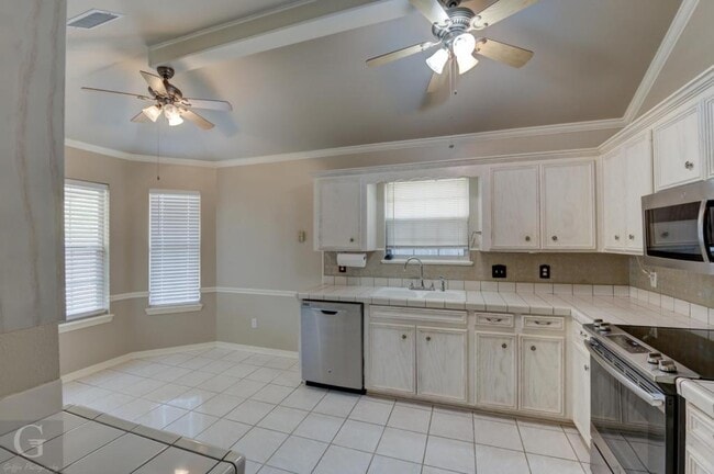 Photo - 5806 Hollyhock Ln