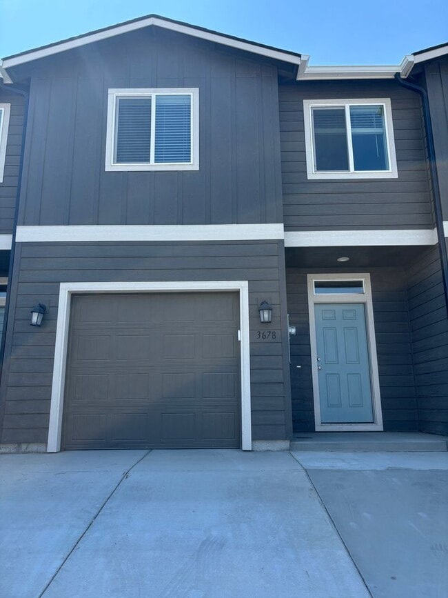 Building Photo - 3 Bedroom 2.5 Bathroom Townhome