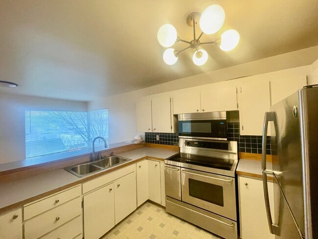 Photo - 3245 31st Ave W