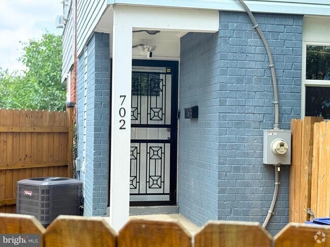 Building Photo - 702 56th Pl NE Rental