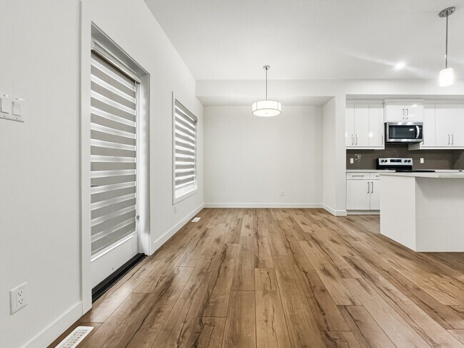 Photo - 7257 Chivers Pl SW