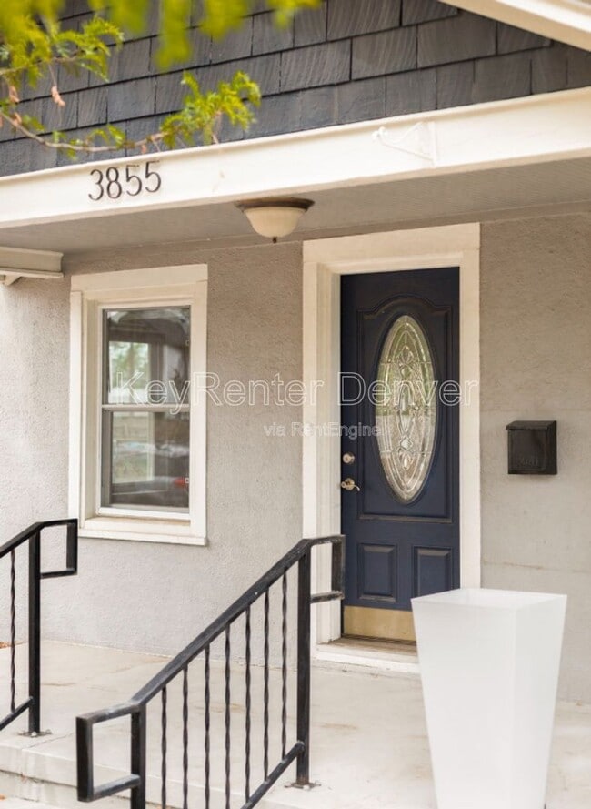 Photo - 3855 Cook St