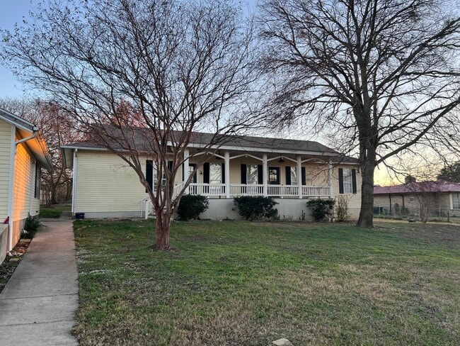 Building Photo - 218 E Haven Rd