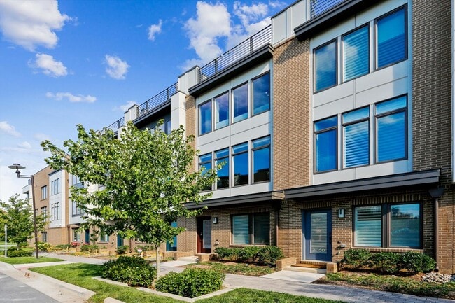 Building Photo - GREAT LOCATION!! Stunning 3BD/3.5BA luxury 4-level townhouse!