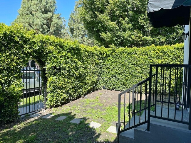 358 N San Vicente Blvd