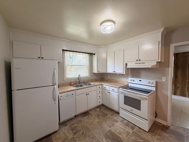 Photo - Available Immediately! 3 Bedroom 1 Bath + Bonus & Screened in Porch