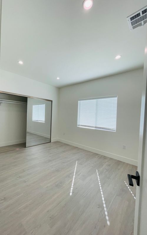 11308 Emelita St