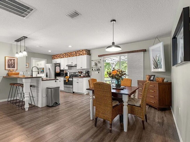 Building Photo - Beautifully updated 3 bedroom, 2 bath home.