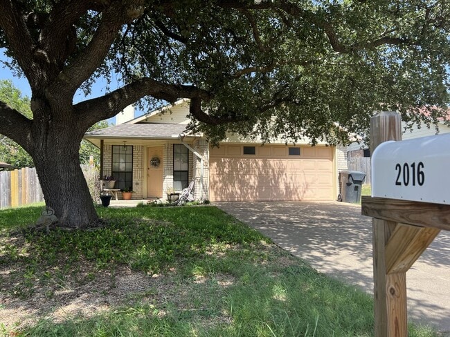 Building Photo - Cozy Midway House