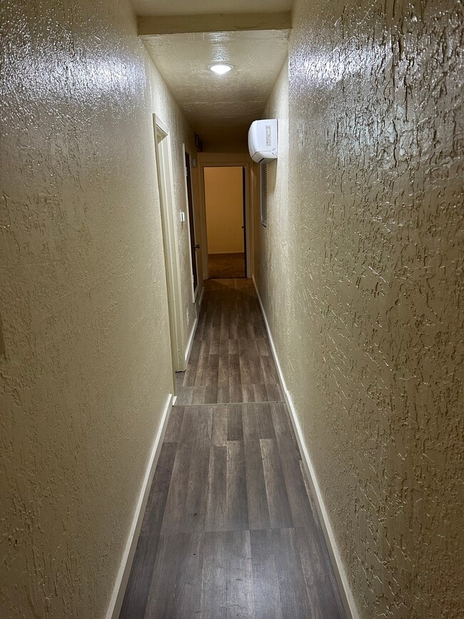 Pasillo - 2022 Isleta Blvd SW