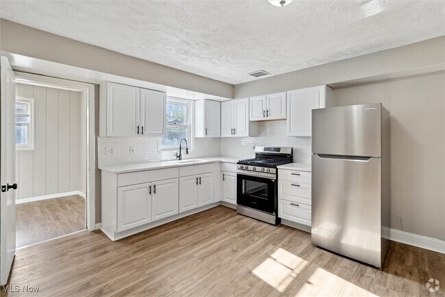 Building Photo - 715 E 258th St Rental