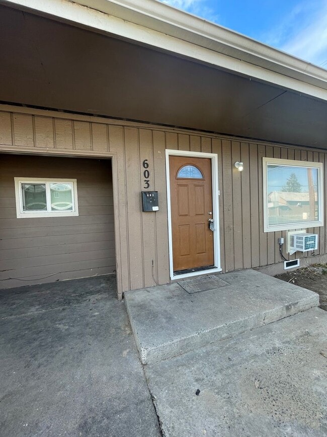 Building Photo - P0089 - 601-603 Woodstock Unit 603 Woodstock