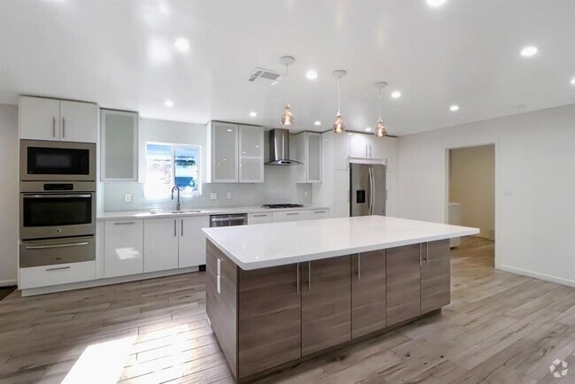 Building Photo - 5602 Sylmar Rd Rental