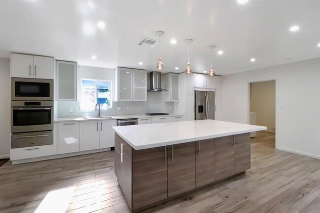 Building Photo - 5602 Sylmar Rd Rental