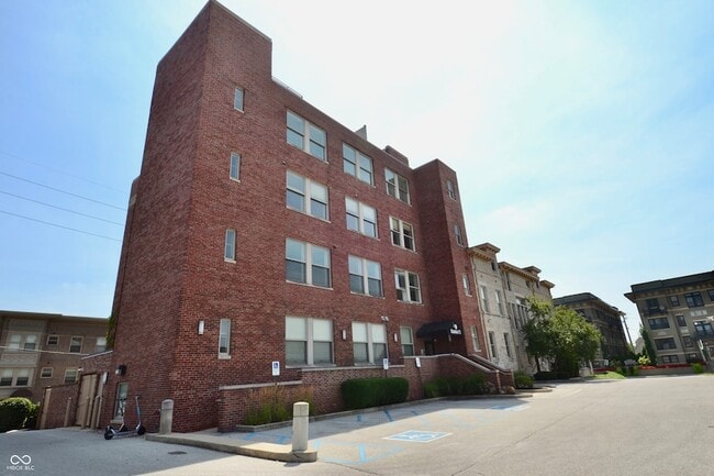 Building Photo - 2105 N Meridian St Unit 202 Rental