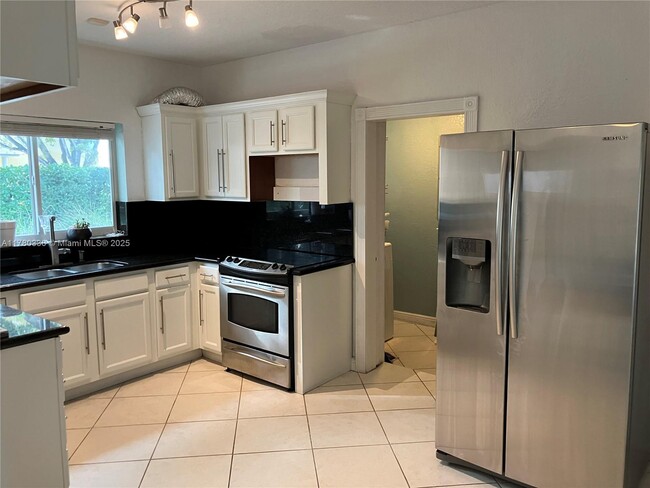 Building Photo - 5495 SW 68th Ave Rental