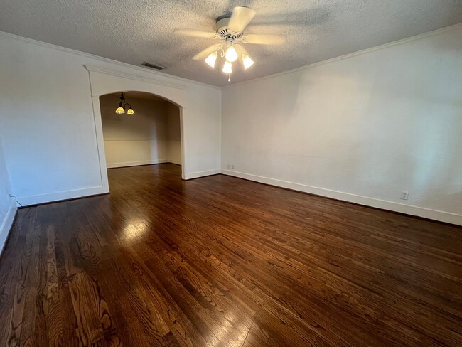 Building Photo - 200 W Charnwood St Unit C