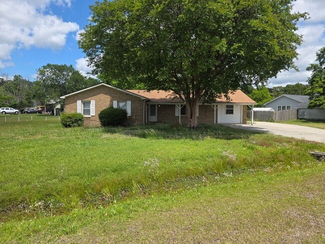 Building Photo - 4 Bedroom house with bonus room and large yard.
