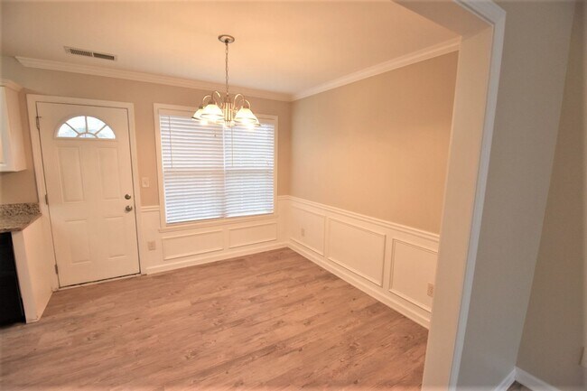 Photo - 556 Ivey Way SE