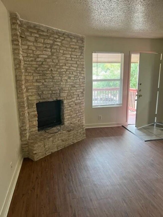 Photo - 304 Algerita Dr Unit B