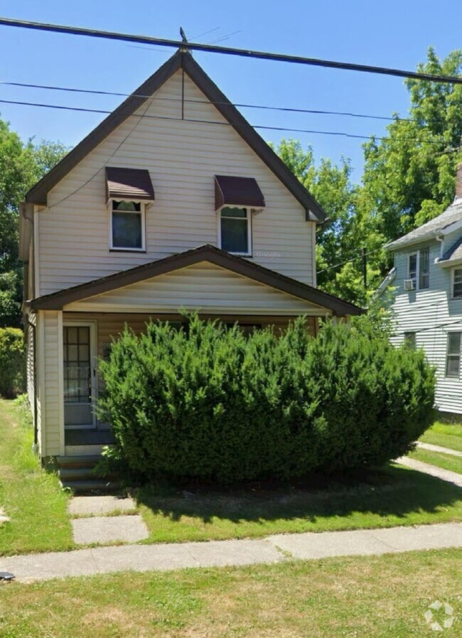 Building Photo - Section 8 Accepted! Spacious Newly Renovat... Rental
