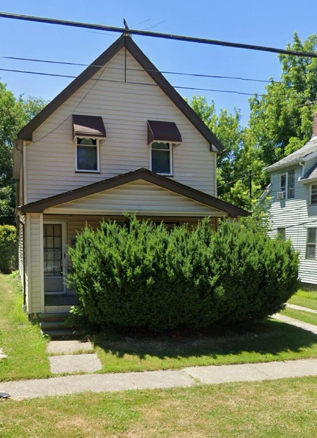 Building Photo - Section 8 Accepted! Spacious Newly Renovat... Rental