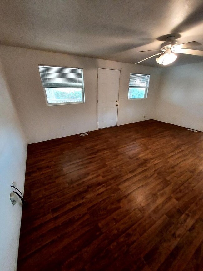 Photo - 3959 Cartwright St