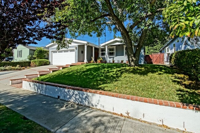 Building Photo - 1813 N Meadows Ave