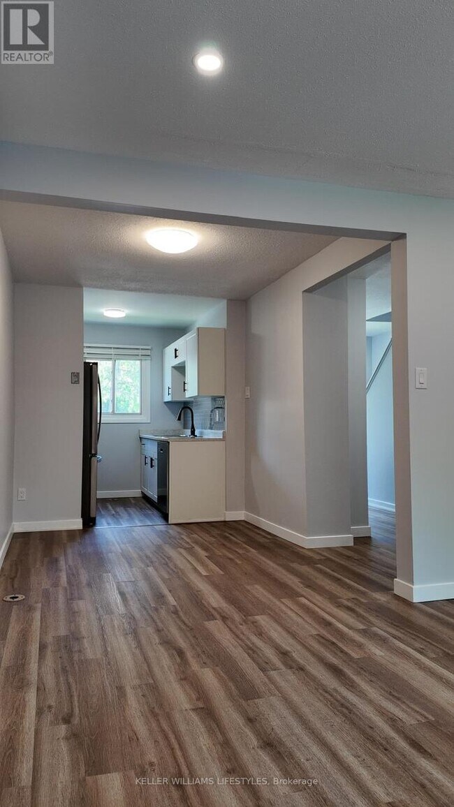 Photo - 166 Southdale Rd W