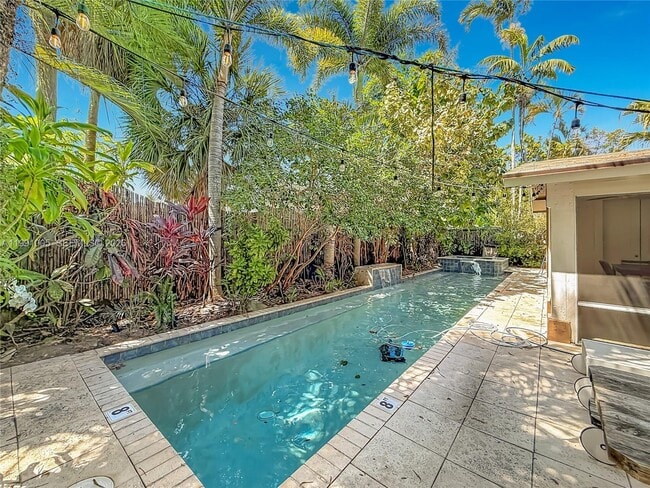 Building Photo - 1419 NE 4th Ct