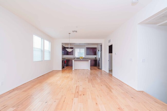 Building Photo - 4 Bedroom & 2 Bathroom Rental