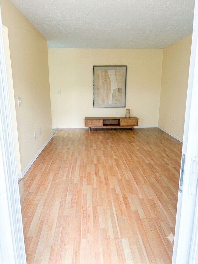 Photo - 145-175 Connaught Ave