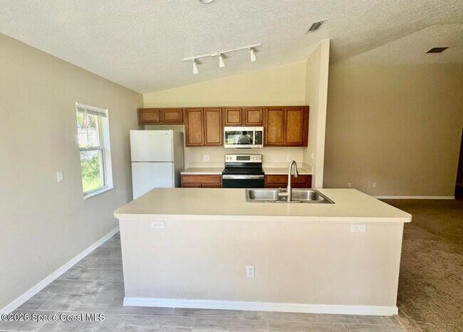 Photo - 1072 Flintlock Ave SE