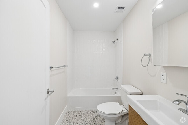 2BR, 2BA - 773SF - Primary Bathroom