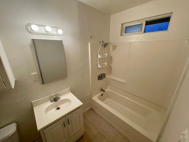 Photo - 114-118 W 1st Ave Unidad 118 1/2