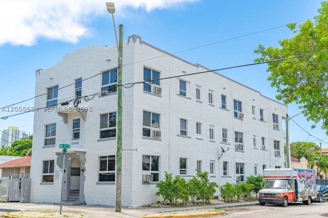 Photo - 676 SW 2nd St Unit 1