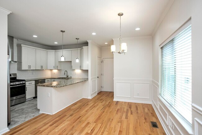Photo - 412A 37th Ave N