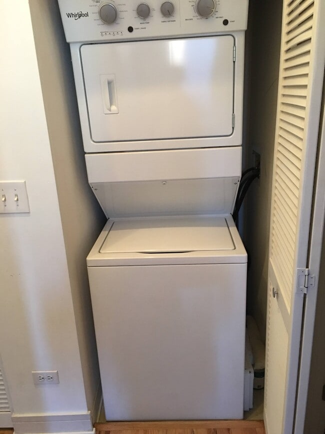 in unit washer and dryer - 950 W Monroe St Unit 414