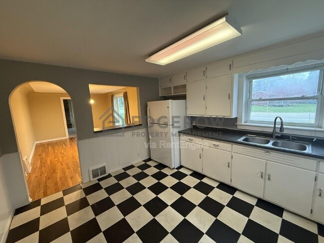 Photo - 1585 Wilson Ave SW