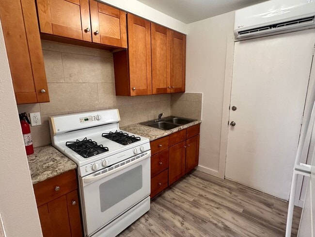 Photo - 536 Alcazar St SE Unit B