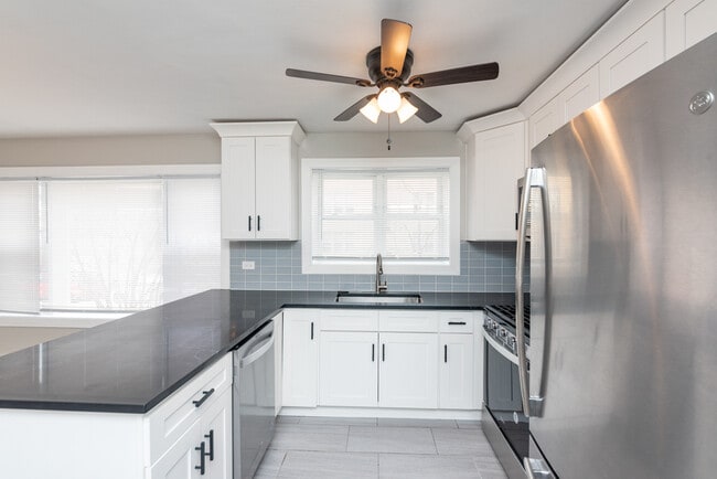 Photo - 3058 N Kostner Ave Unidad 1E