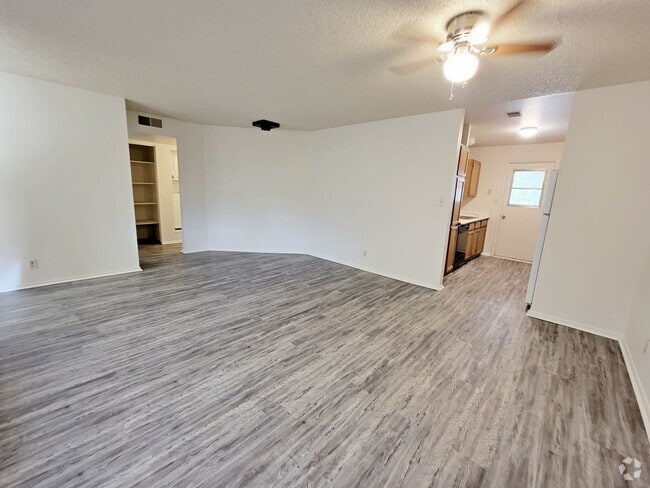 Building Photo - 3 Bedroom 2 Bath Condo Available Now! Unit 202