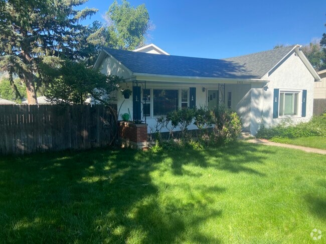 Big front yars - 2921 W Platte Ave Rental