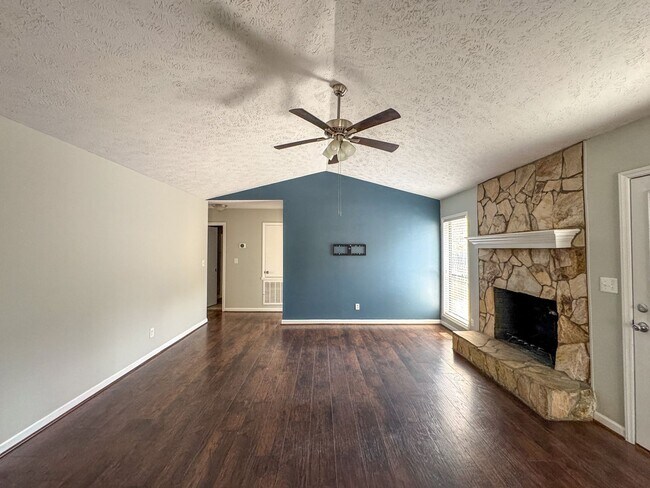 Photo - Beautiful 3 Bed 2 Bath Home with Fenced Backyard