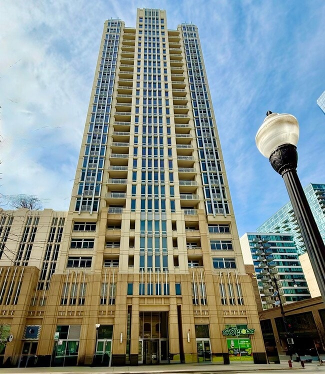 Building Photo - Stylish South Loop 1 Bed, 1 Bath w/ Pool, Elevator, Party Room + Extra Storage Unit 1812