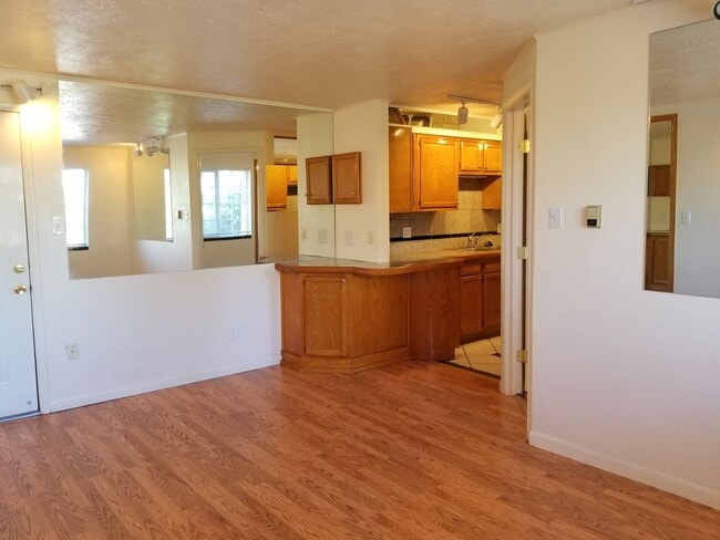 Photo - REDUCED! TOP FLOOR 2 BD/1 BA w/ washer/dry... Unidad 680-317