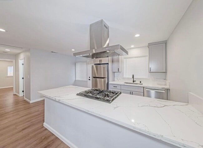 Building Photo - 2021 Potrero Ave Unit 2021