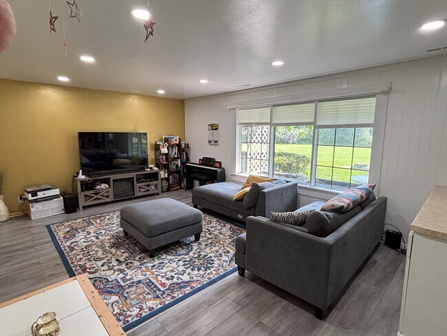 Sala de estar/Sala principal - 20245 Independence Dr Unidad B